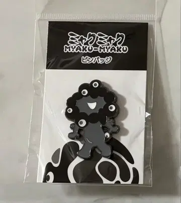 블랙 미야쿠미야쿠 핀 배지 C