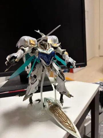 로봇 피규어 화이트 골드