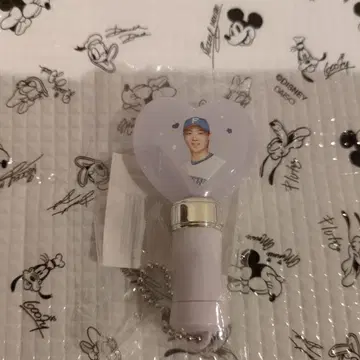 하트형 응원봉 보라색 선수 사진 포함