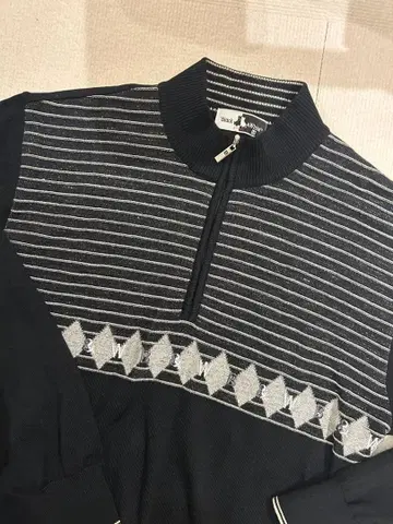 블랙 앤 화이트 하프 지퍼 니트 블랙 사이즈 M