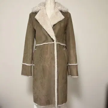 퍼 달린 베이지 롱 코트