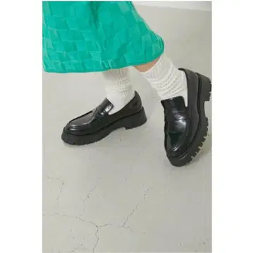 LAGUA GEM 블랙 솔리드 밑창 로퍼 L