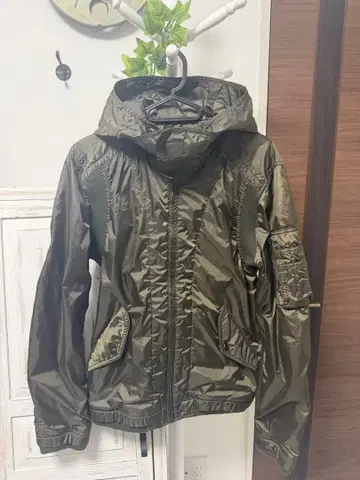 올리브색 후드 부착 나일론 자켓 M 사이즈