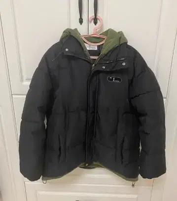 후드 부착 다운 자켓 블랙과 그린