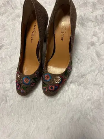 JILL STUART 꽃무늬 자수 펌프스 브라운