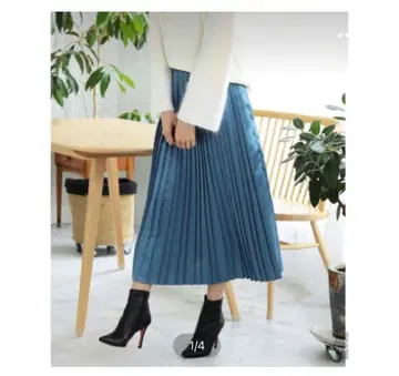 The Virgnia 블루 새틴 플리츠 스커트