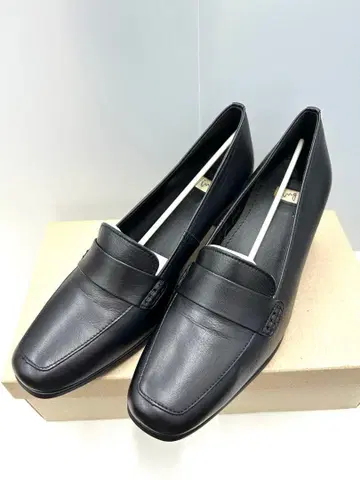 미사용 새상품 ing 잉그 블랙 가죽 펌프스 23.5cm