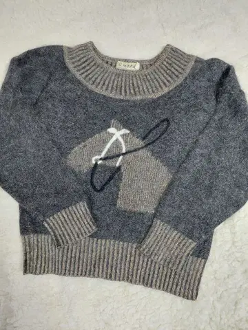 울 혼방 그레이와 베이지 스트라이프 가디건 및 스웨터