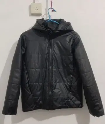 후드 부착 블랙 다운 자켓