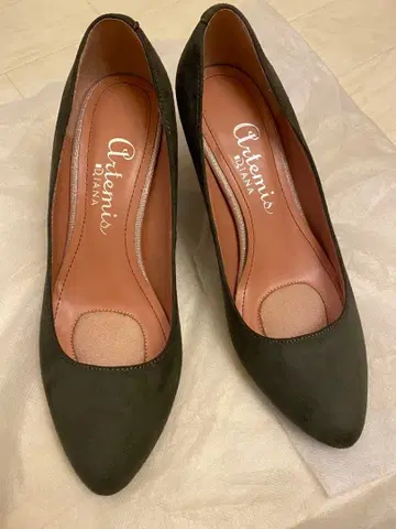 artemis by DIANA 모스그린 스웨이드 펌프스