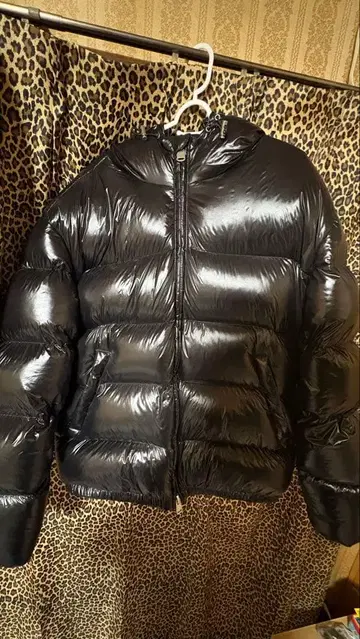 ZARA 광택이 나는 다운 자켓 M 사이즈