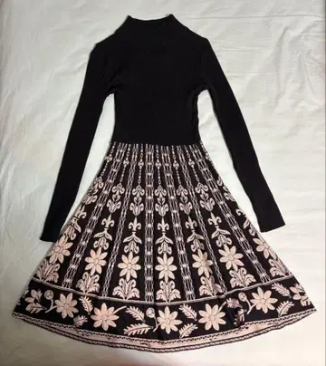 블랙과 화이트의 꽃무늬 원피스