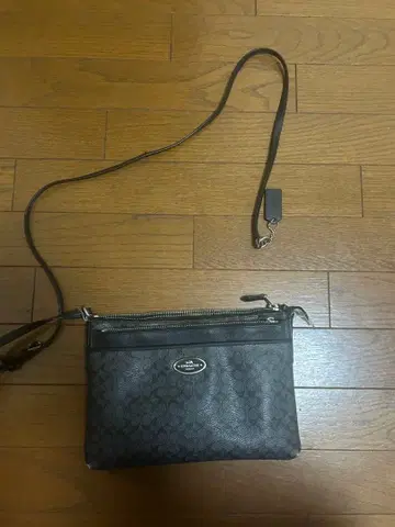 블랙 숄더백 스트랩 포함 숄더 부분이 망가졌습니다