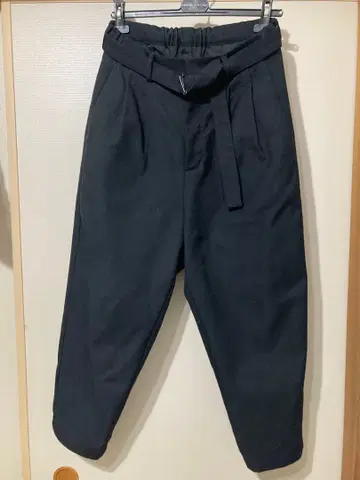 KAZUYUKI KUMAGAI 샴브레이 개버딘 벨트 와이드 팬츠