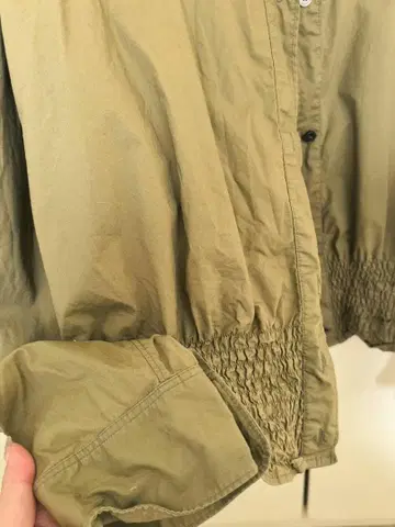 올리브 그린 긴팔 셔츠 나비 자수