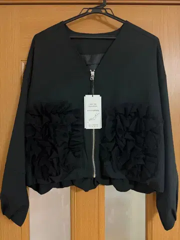 새상품 프릴 포켓 부착 블랙 자켓 38