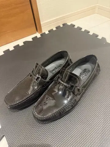 FERRAGAMO 블랙 로퍼 가격 인하 협상 가능