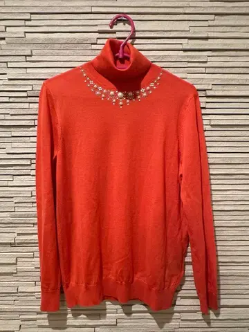 이태리 오렌지 터틀넥 스웨터 비즈 장식