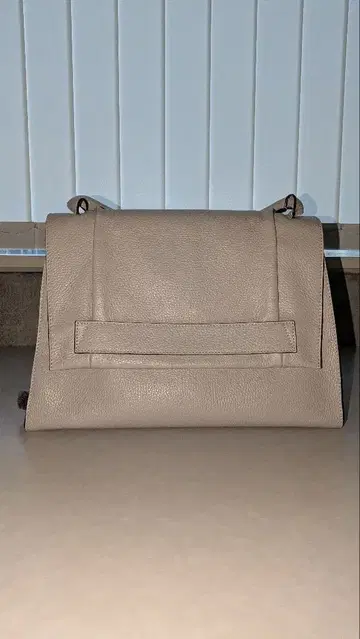 LAURA DI MAGGIO 페일 그레이지 플랩 핸드백