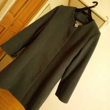 차콜 그레이 노카라 코트 비쥬 부착