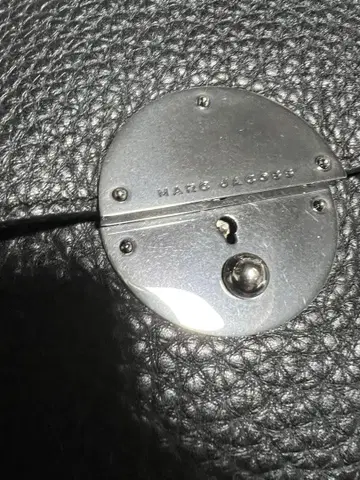 [새상품급] Marc Jacobs 블랙 가죽 숄더백 밴딩 백