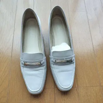 베이지 로퍼 중간 힐