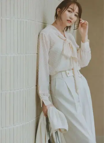 스트라 도트 무늬 리본 포함 블라우스