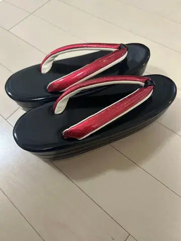 성인식 블랙과 빨간색 통굽 조리