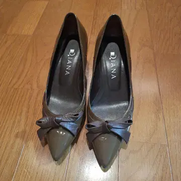 DIANA 브라운 리본 포함 펌프스 에나멜 22.5cm