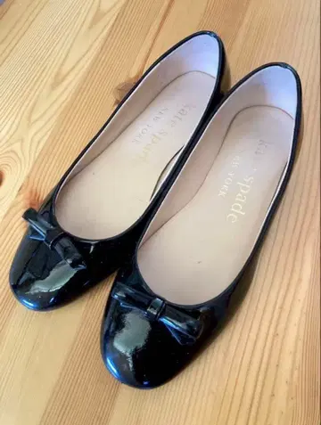 플랫슈즈 스타일리시 블랙 발레 슈즈 가죽 에나멜 케이트 스페이드