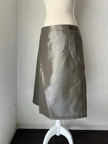 비팅 하트 카키 그레이 에나멜 스커트