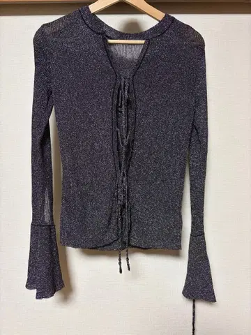 VACANCY 프론트 리본 라메 시어 니트