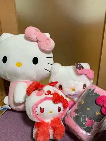 16일까지 가격 인하 헬로키티 봉제 인형 3개 & 접는 무릎담요