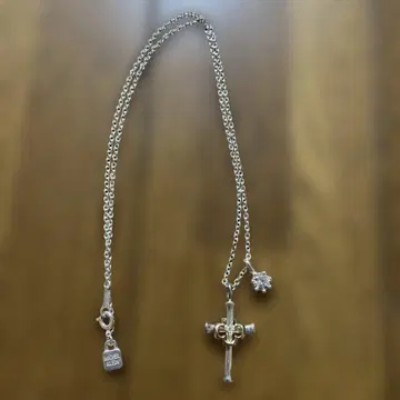 MK의 크로스 목걸이