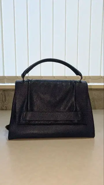 LAURA DI MAGGIO 네이비 가죽 플랩 핸드백