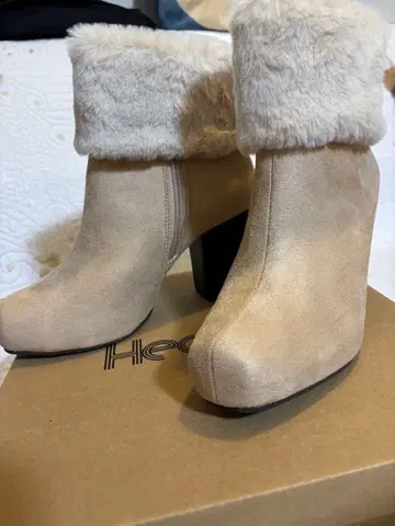 Heather 베이지 퍼 하이힐 부티