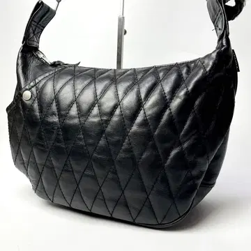 컨디션 최상 샷 숄더백 패디드 바나나백 퀼팅 블랙