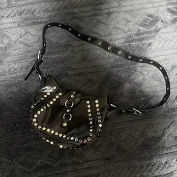 스터드 장식 블랙 숄더백