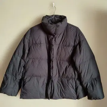 유니클로 여성용 파우더 소프트 다운 자켓 M 사이즈 블랙