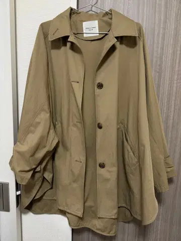 베이지 트렌치코트 버튼 포함 freaks store