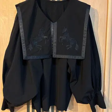 SUM1 STYLE 말 자수 옷깃 빅 칼라 상의