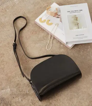 [ 컨디션 최상 ] SALON adam et rope' 하프문 숄더백