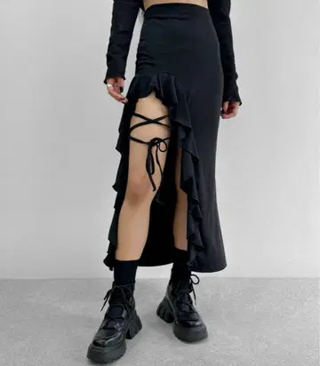 LVEU. 레이스업 비대칭 타이트 스커트 프릴 블랙