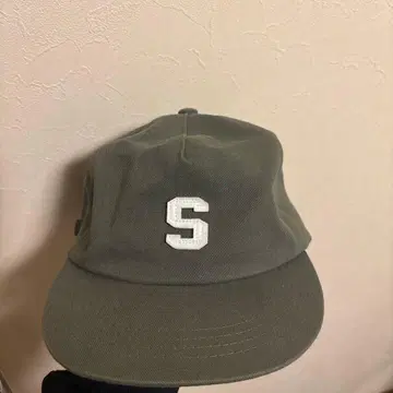 그레이 자수 S 로고 캡
