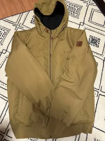 올리브색 후드 부착 점퍼