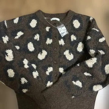 미사용 새상품 Discoat 레오파드 자카드 니트 가디건 브라운