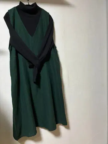 시삼 공방 V넥 슬리브리스 원피스