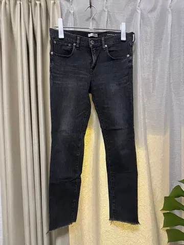 레드 카드 다크 그레이 스키니 데님