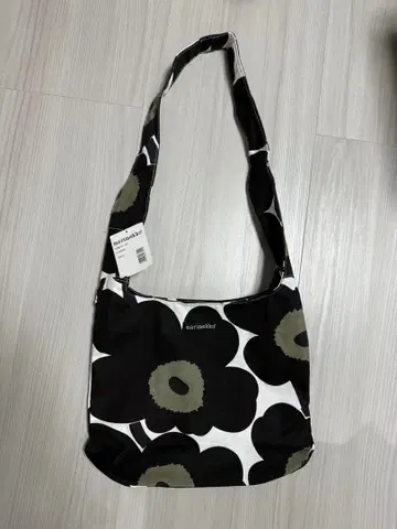 미사용 마리메꼬 숄더백 플라워 패턴 우니코 화이트 x 블랙