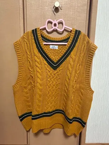 Lull 케이블 니트 V넥 베스트 머스타드